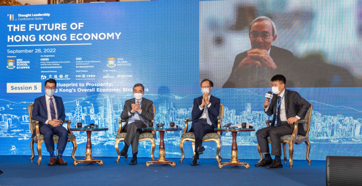 （左起）港大經管學院馮國經馮國綸基金經濟學教授及亞洲環球研究所總監鄧希煒教授；香港大學首席副校長、經濟學講座教授、黃乾亨黃英豪政治經濟學教授兼香港經濟及商業策略研究所總監王于漸教授 ；香港南豐集團董事長梁錦松先生；2010年諾貝爾經濟學獎得主Sir Christopher Pissarides教授及港大經管學院院長兼經濟學講座教授蔡洪濱教授。